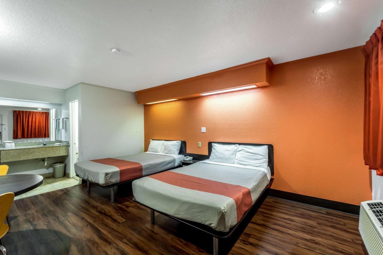 Motel 6 San Antonio, Tx - Frost Bank Center Eksteriør billede